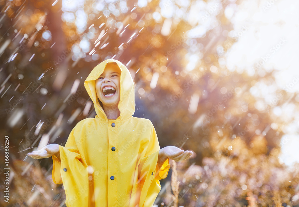 秋雨下的孩子