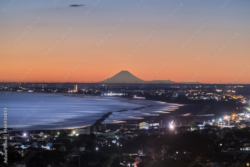 千叶县饭冈镇的富士山和海滩。富士山距离185公里，但可以在c上看到