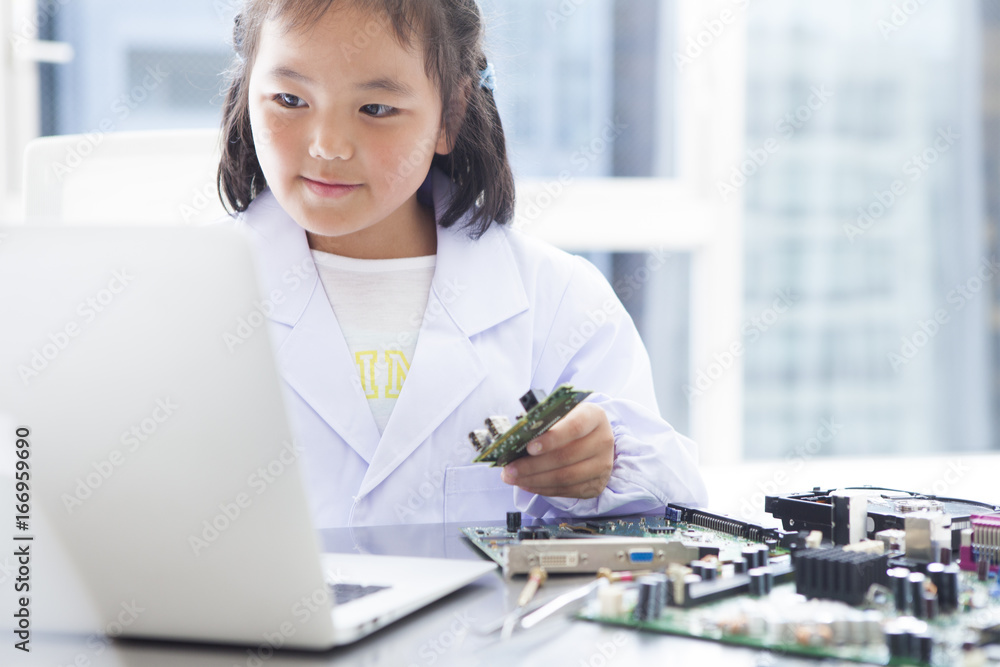 女孩正在学习计算机零件