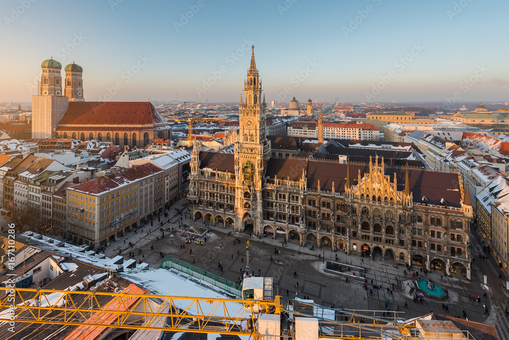 慕尼黑老市政厅或慕尼黑Marienplatz市政厅和Frauenkirche的鸟瞰图