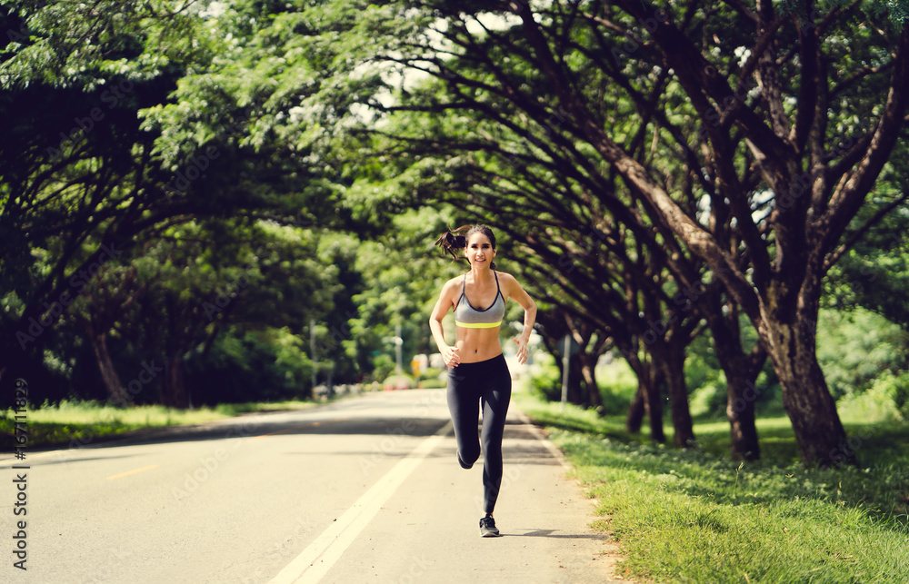 亚洲女性早上在公园慢跑