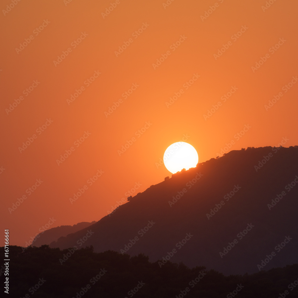 带有山脊轮廓和橙色天空的极简主义景观，夏日阳光明媚