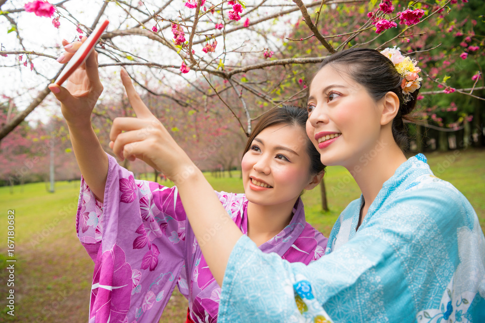 女性游客朋友合影