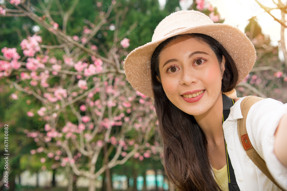 漂亮的年轻女子游客自拍