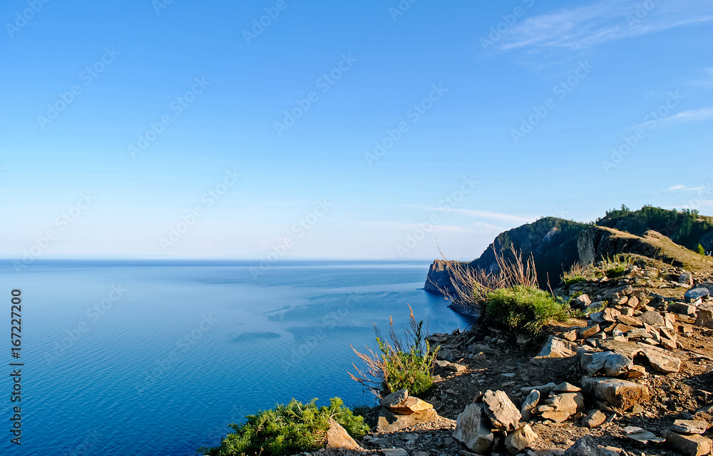 贝加尔湖夏季景观，从悬崖上看，俄罗斯