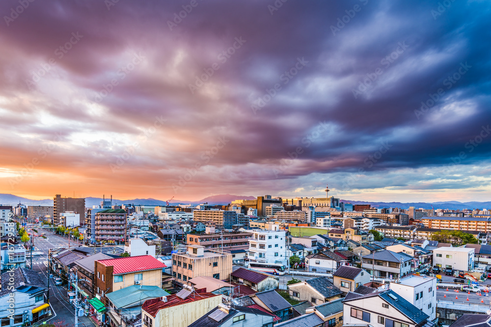 日本京都居民区上空的天际线。