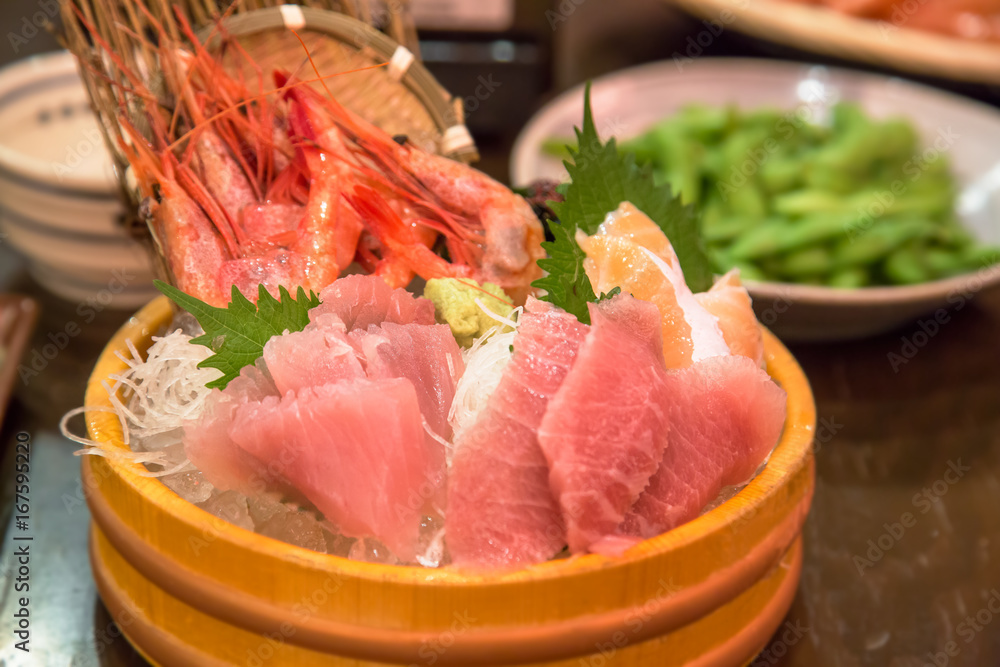 居酒屋の刺身盛り合わせ