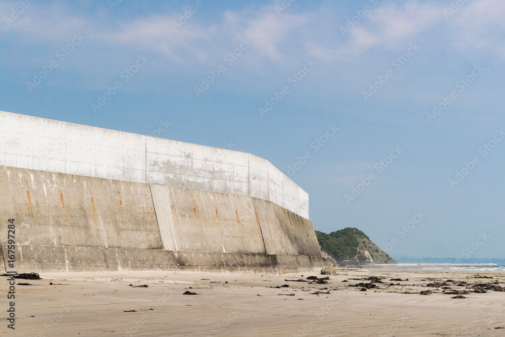 保护海啸巨浪的海边高混凝土墙