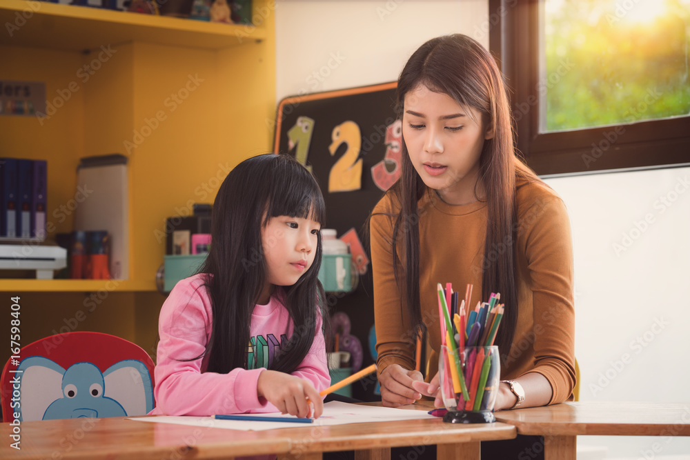 老师和学生在幼儿园一起带回家工作