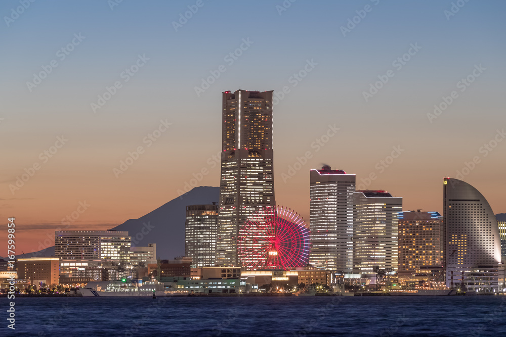 横滨Minato Mirai Bayside和后面的富士山