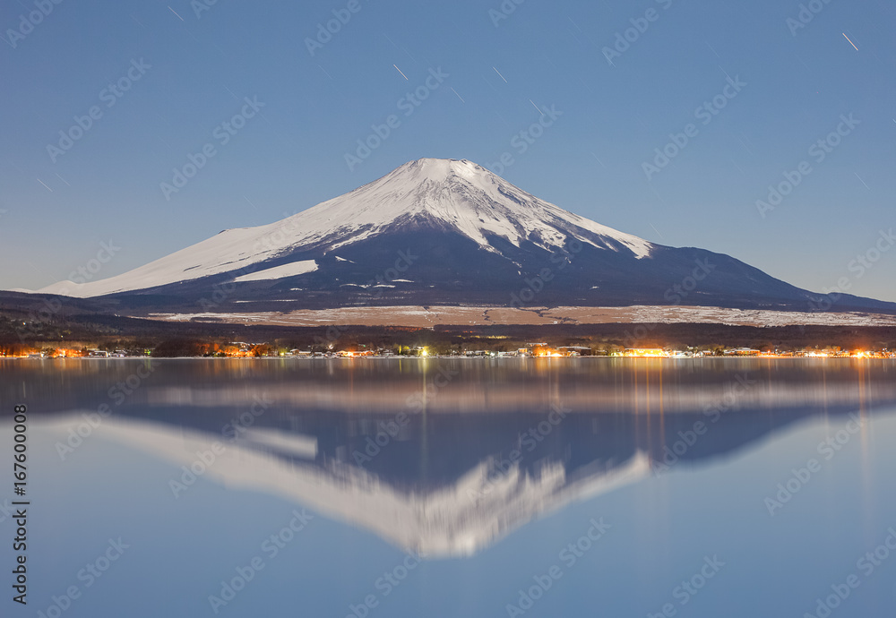 冬季山中湖有月光的富士山