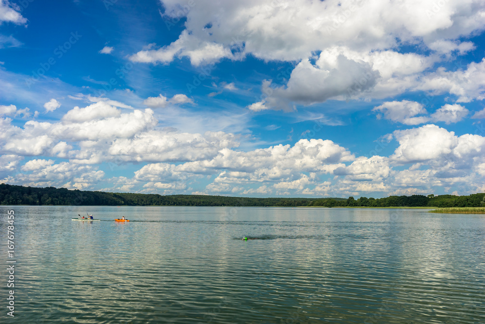 Kajakfahren und Schwimmen im Breiten Luzin, Mecklenburg-Vorpommern, Deutschland