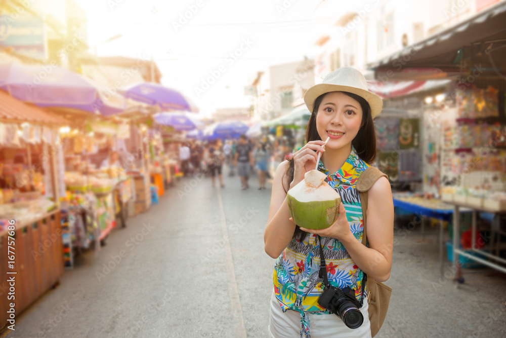 著名女博主去泰国旅游