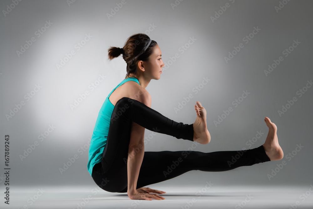 bodybuilding female athlete hands on floor