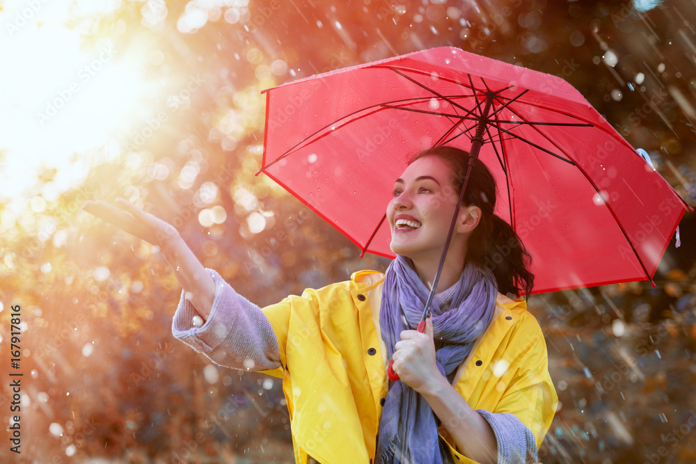 带红色雨伞的女人