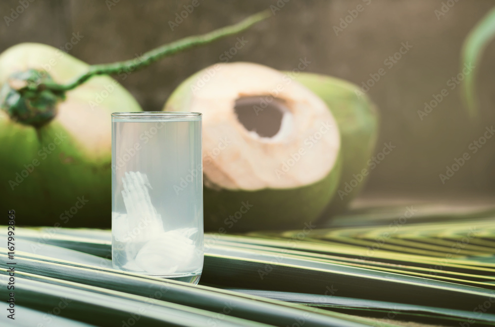 椰子汁和用玻璃杯喝甜椰子水