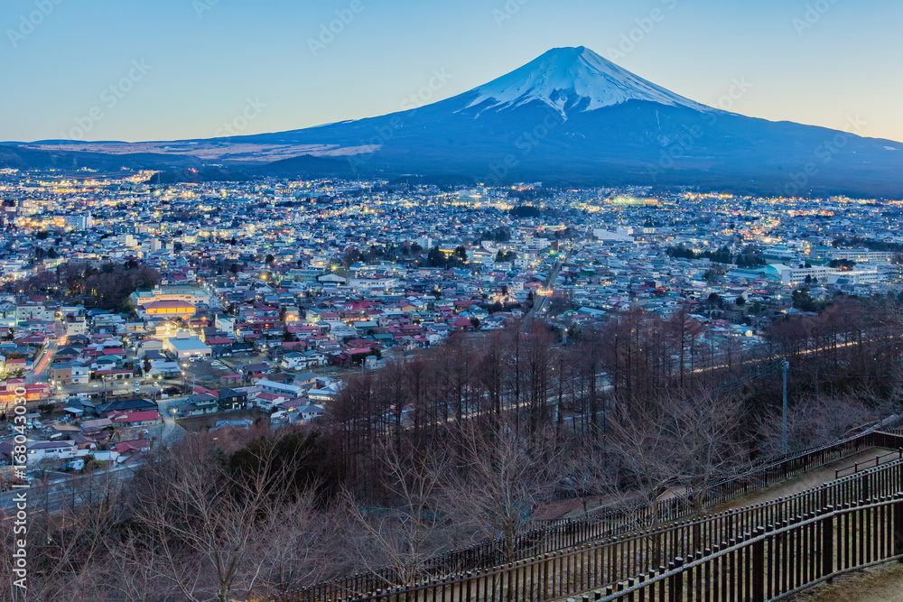 冬季富士山夜晚的富士吉田镇