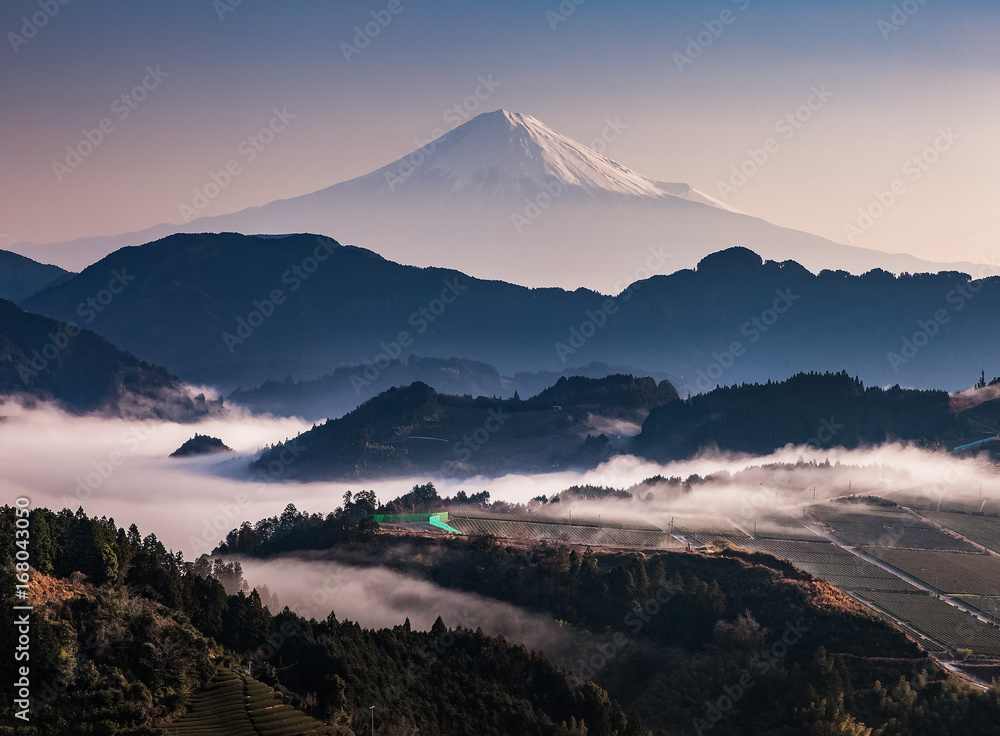 日出时的富士山，薄雾笼罩