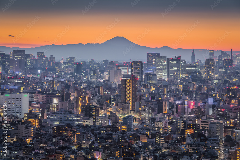 富士山的东京夜景。富士山位于东京西南约100公里处。