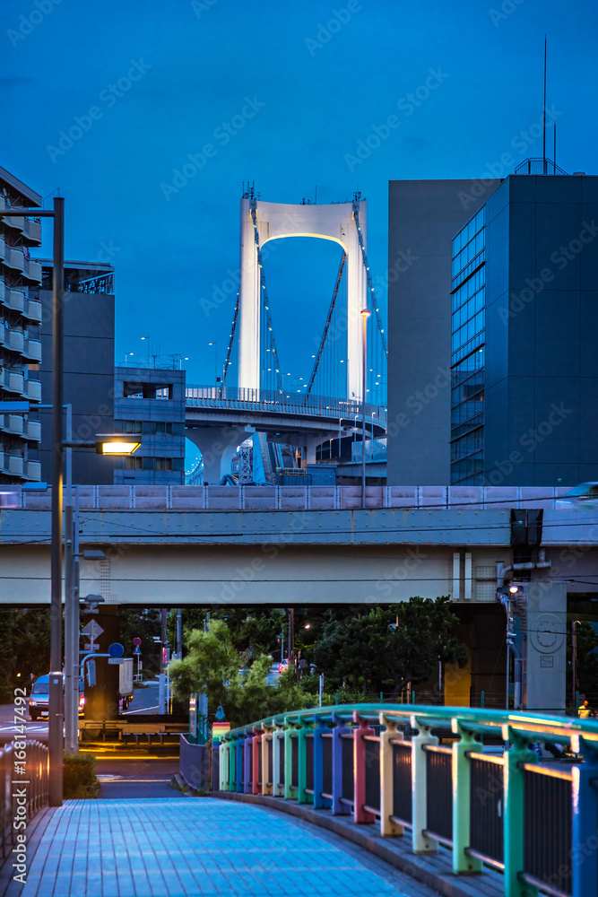 街中の吊り橋