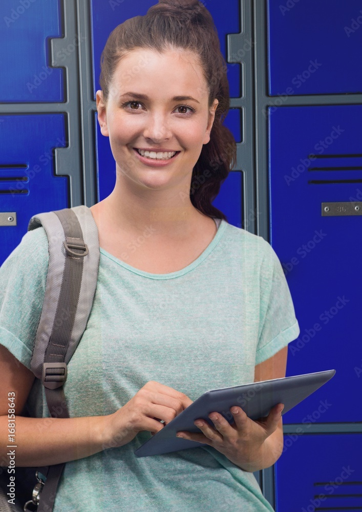 女学生在储物柜前拿着平板电脑