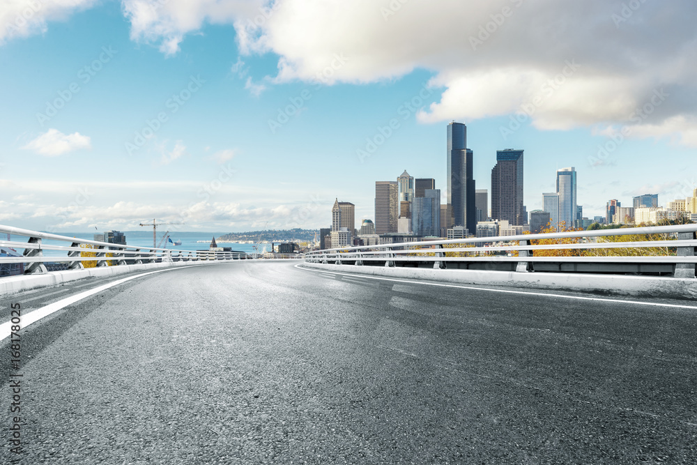 具有现代城市景观的空旷道路