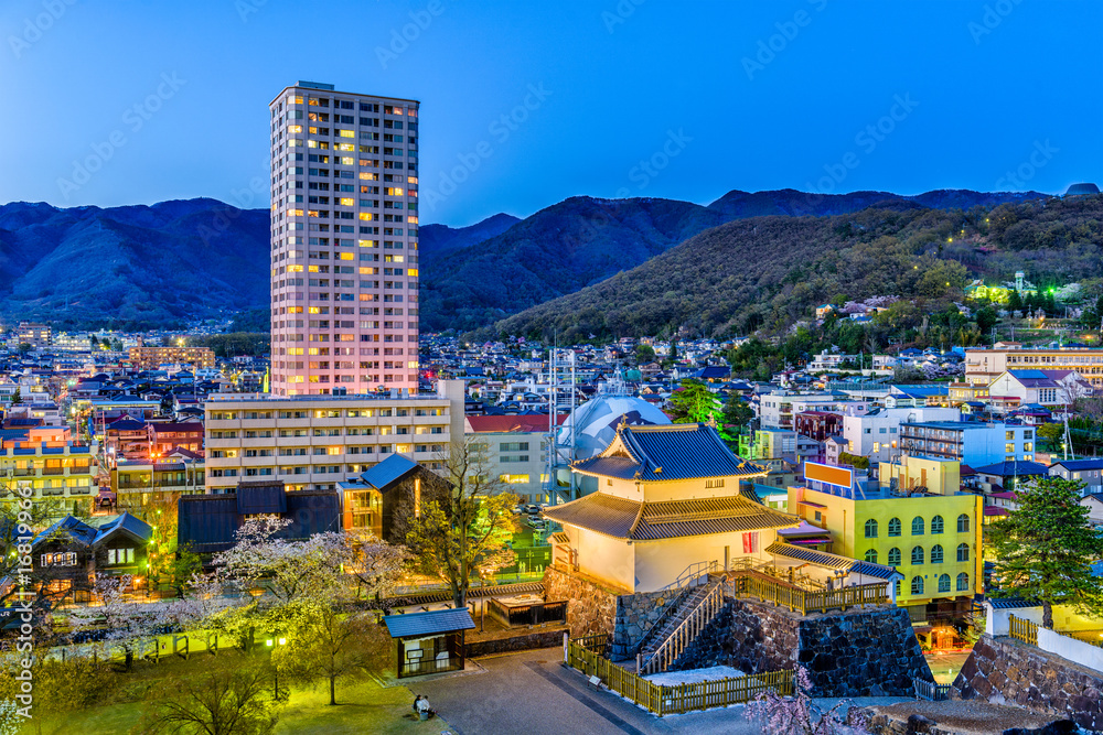 日本山梨县高夫市的城市景观和塔楼。