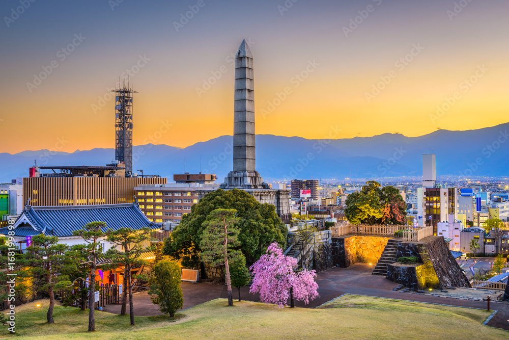 日本山梨县高夫市的城市景观和塔楼。