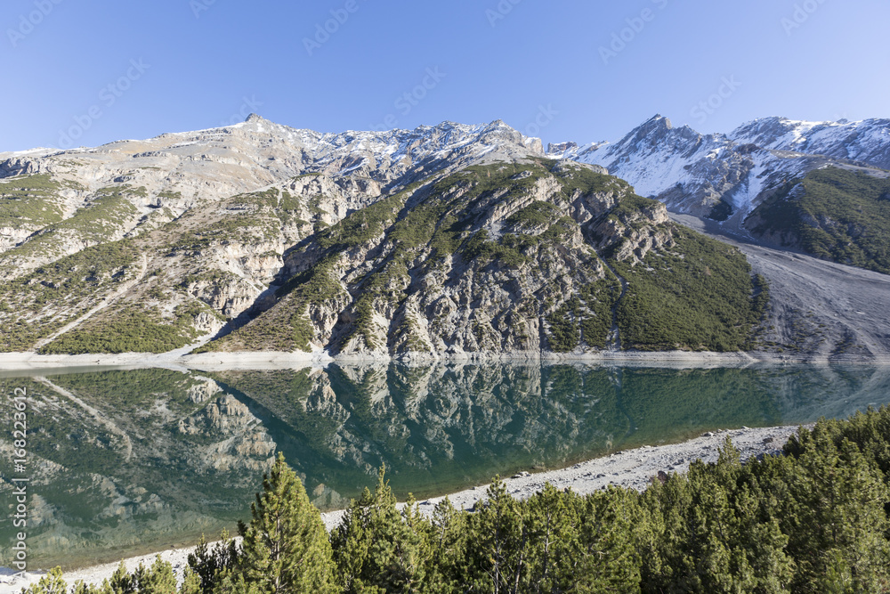 Livigno湖，瑞士和意大利阿尔卑斯山脉边界地区的山湖