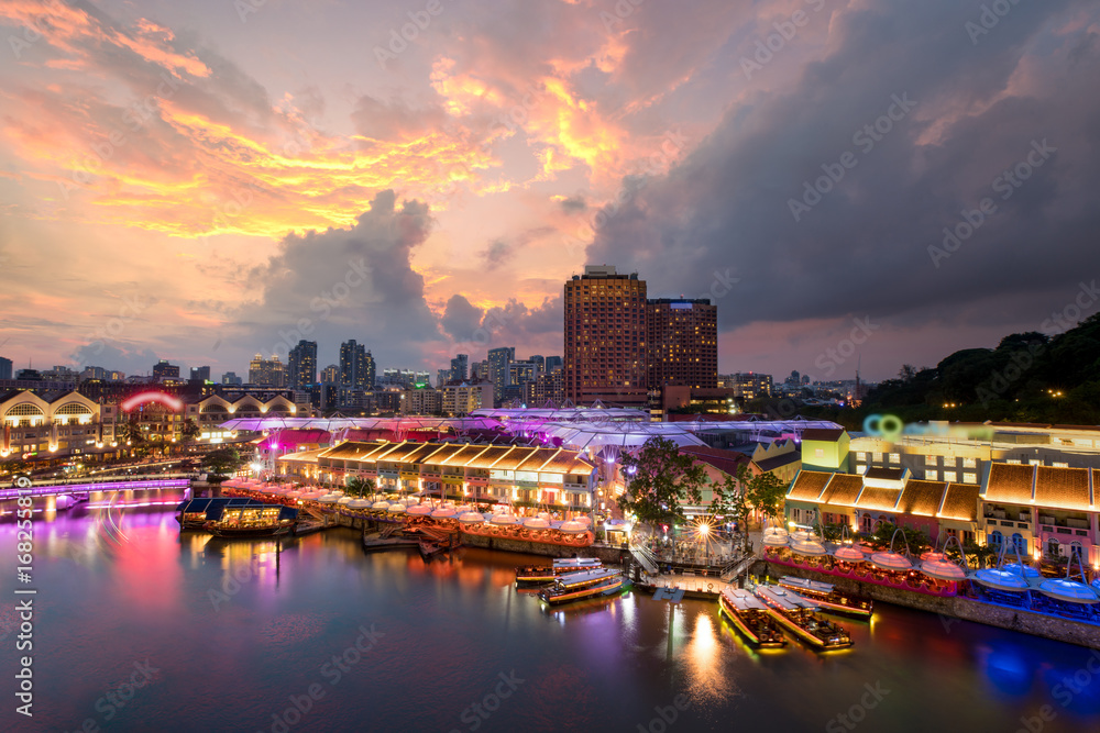 新加坡克拉克码头夜晚的彩灯建筑。克拉克码头是一座历史悠久的河畔q