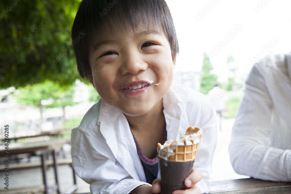 小孩子在吃美味的冰淇淋