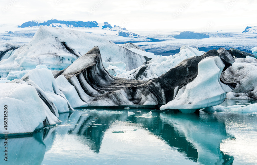 冰岛Jokulsarlon冰川湖中漂浮的冰山