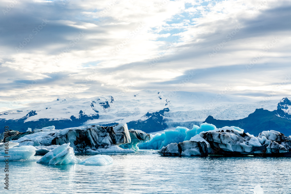 冰岛Jokulsarlon冰川湖中漂浮的冰山