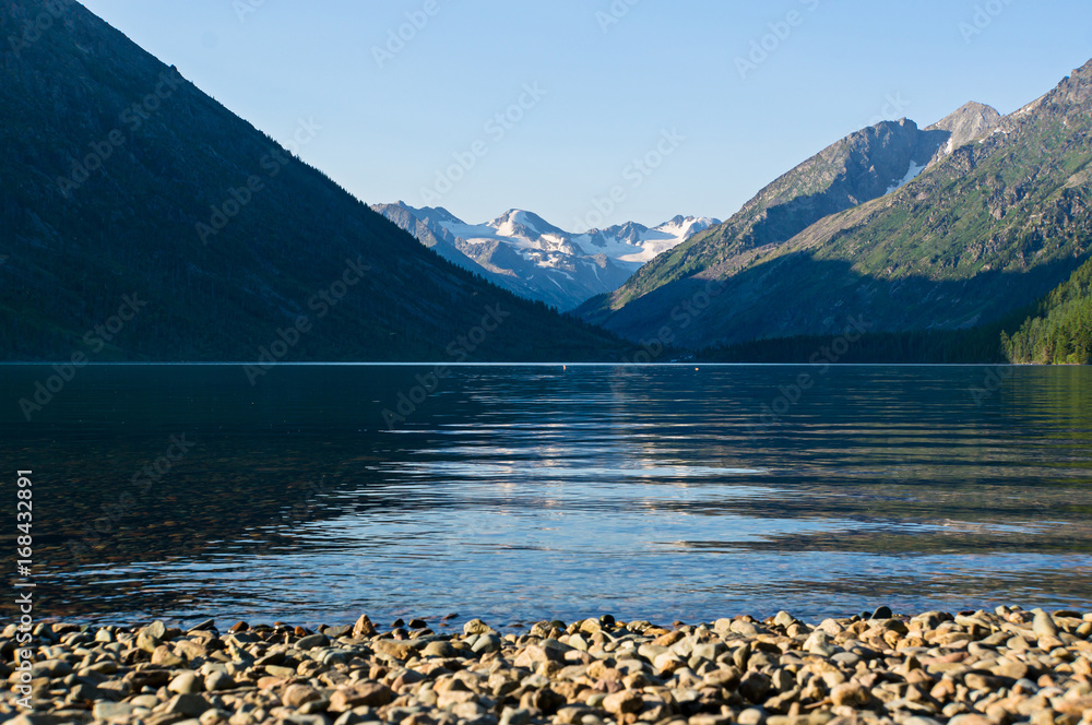 阿尔泰的湖泊和山脉景观。