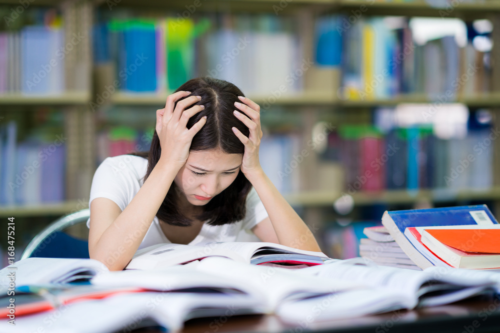 亚洲女学生在考试前读了一本书