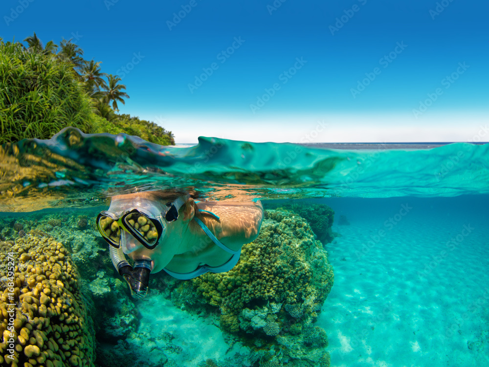 浮潜女子探索美丽的海洋海洋生物