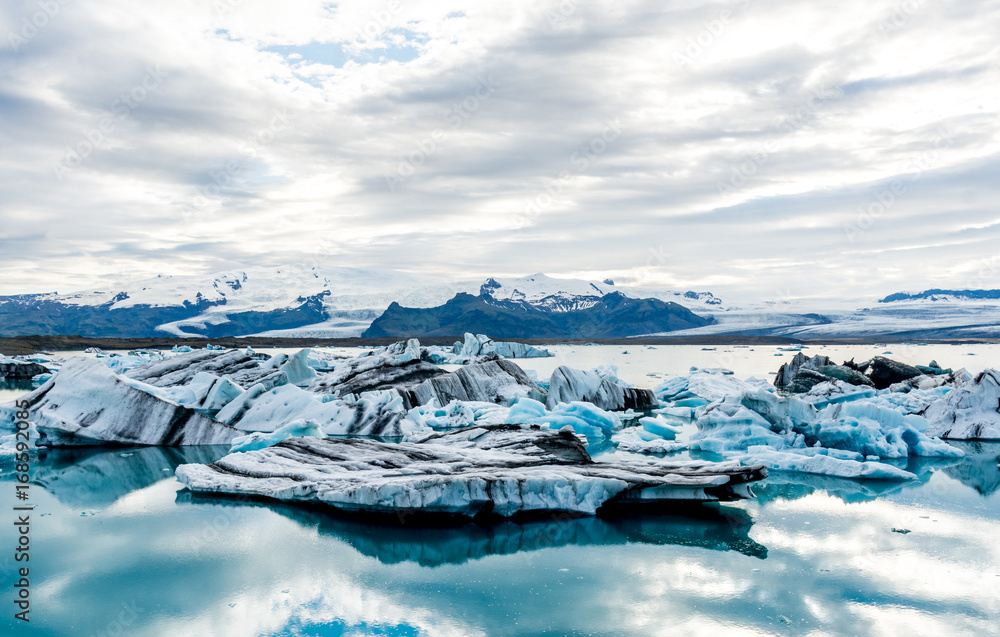 冰岛Jokulsarlon冰川湖中漂浮的冰山