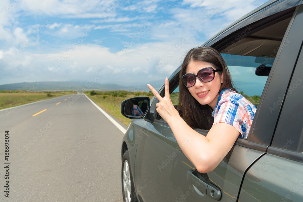 女学生驾车在村庄路边停车