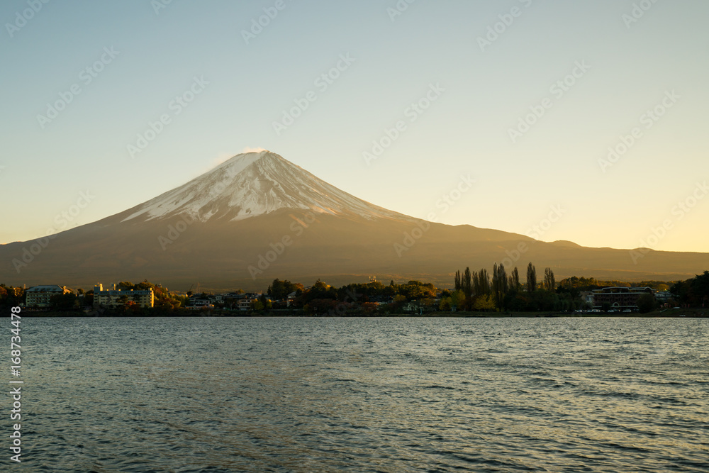 落日余晖中的富士山，日本。