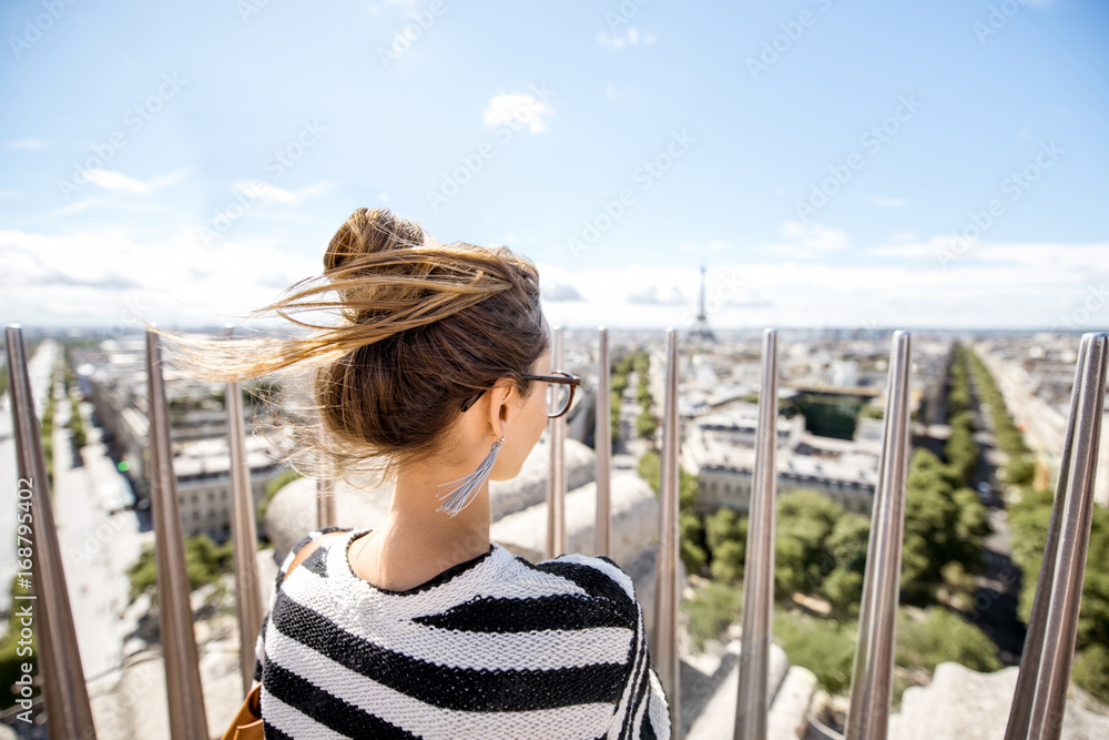 年轻的女游客在法国阳光明媚的天气里欣赏巴黎的美景