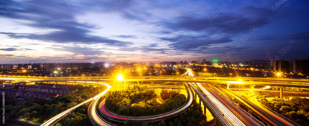 路口夜景与现代城市景观