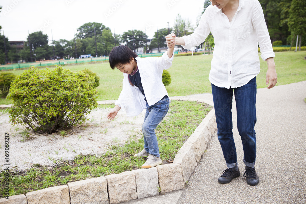 妈妈和儿子正在公园里散步