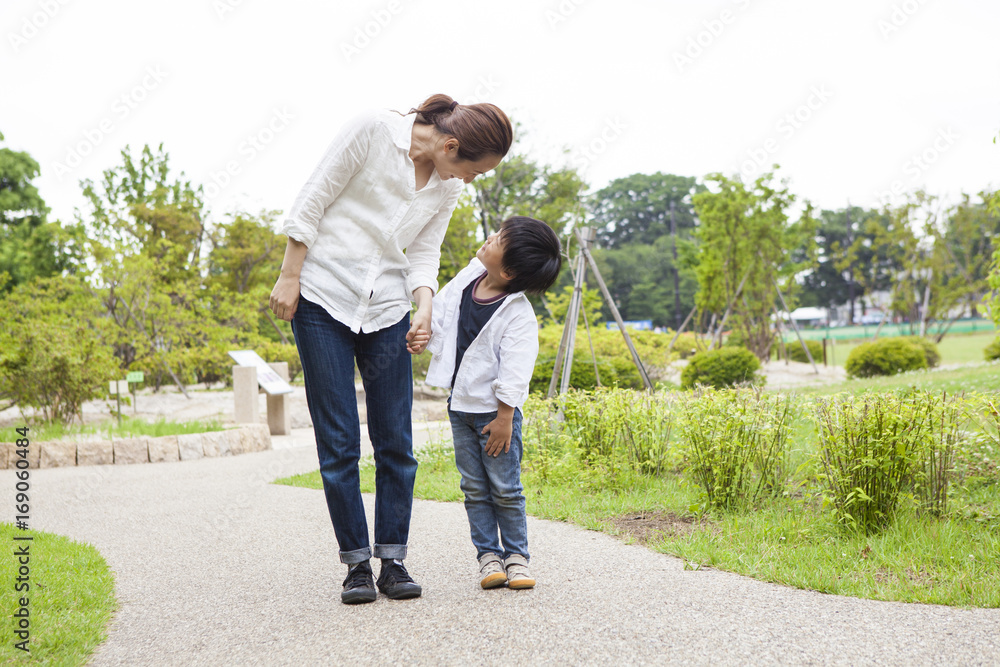 母子握手时看起来很开心