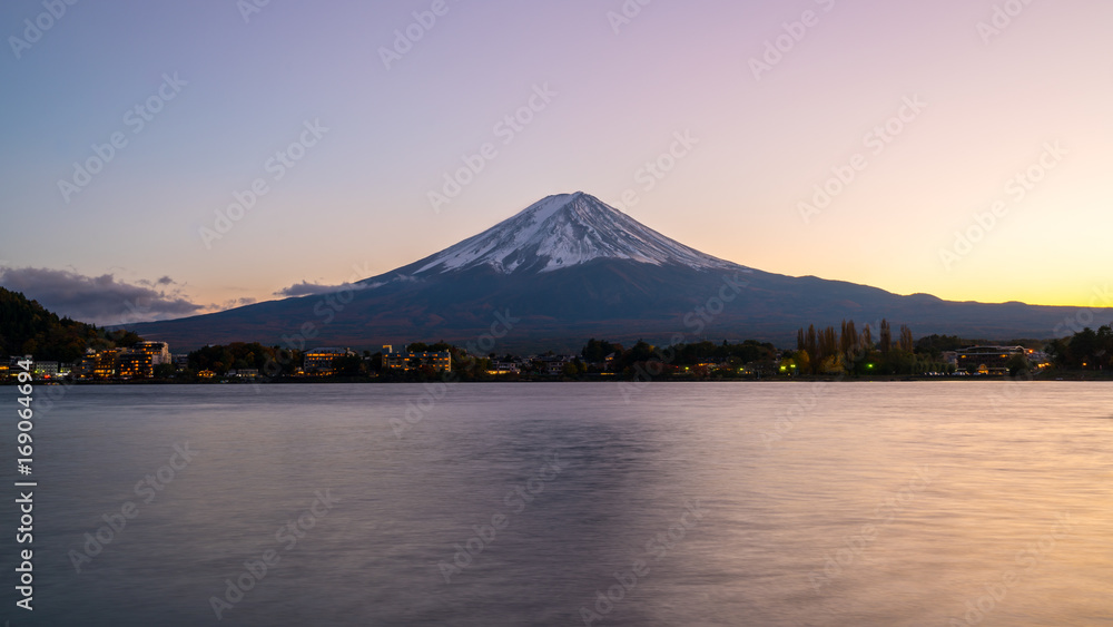 落日余晖中的富士山，日本。