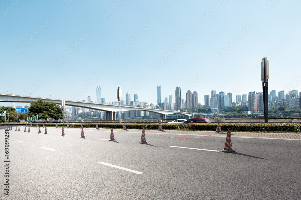 现代城市的空旷道路与城市景观