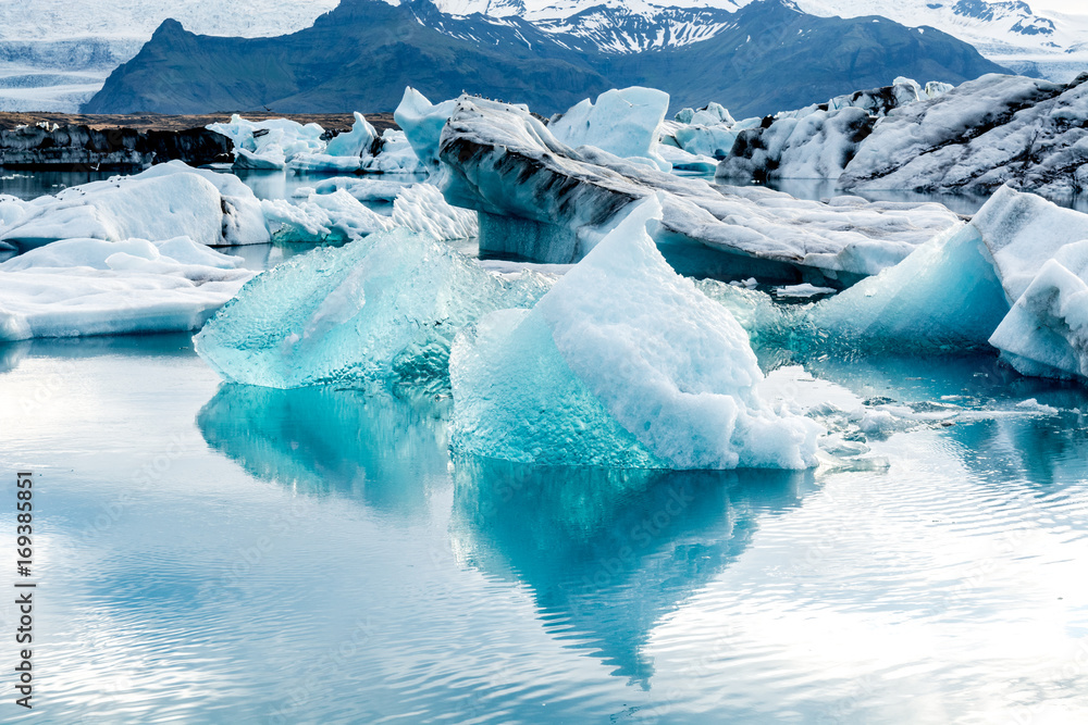 冰岛Jokulsarlon冰川湖中漂浮的冰山