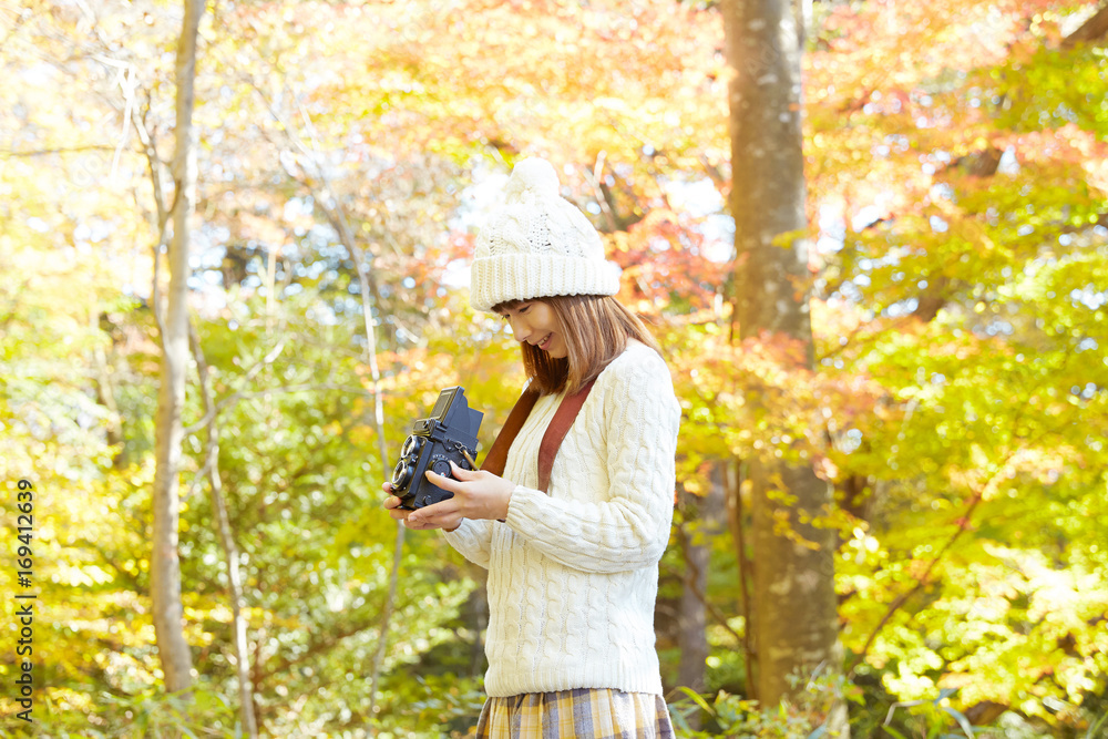 女性　紅葉を撮影する