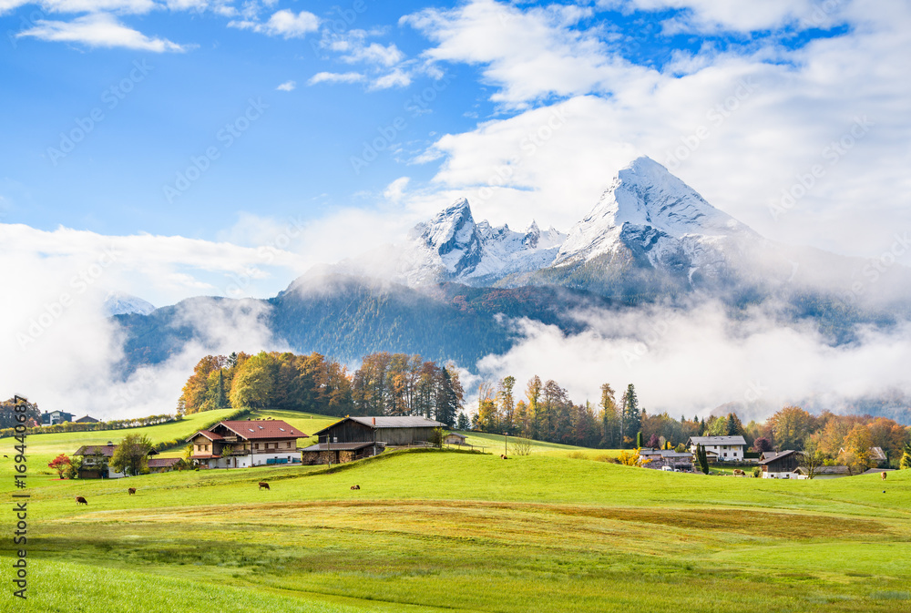 德国巴伐利亚州Berchtesgaden，田园风光，色彩缤纷的树木，白雪皑皑的山峰