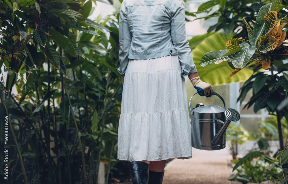 女园丁给温室里的植物浇水