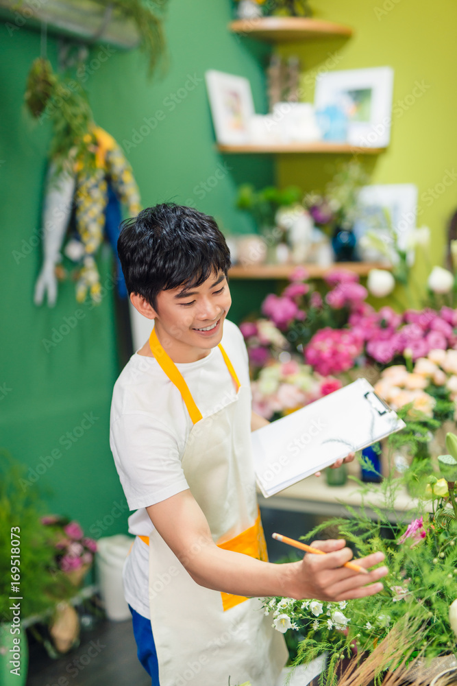 忙碌的花店老板在工作场所用记事本画画